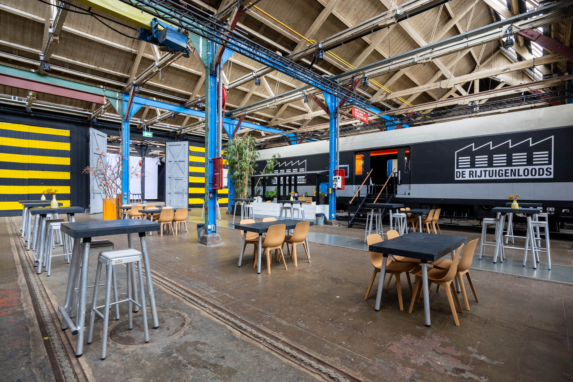 Flexibele breakout-ruimtes in De Rijtuigenloods, ingericht voor een zakelijk event in Q1. Ideaal voor workshops en kleinere sessies binnen een strategisch programma.