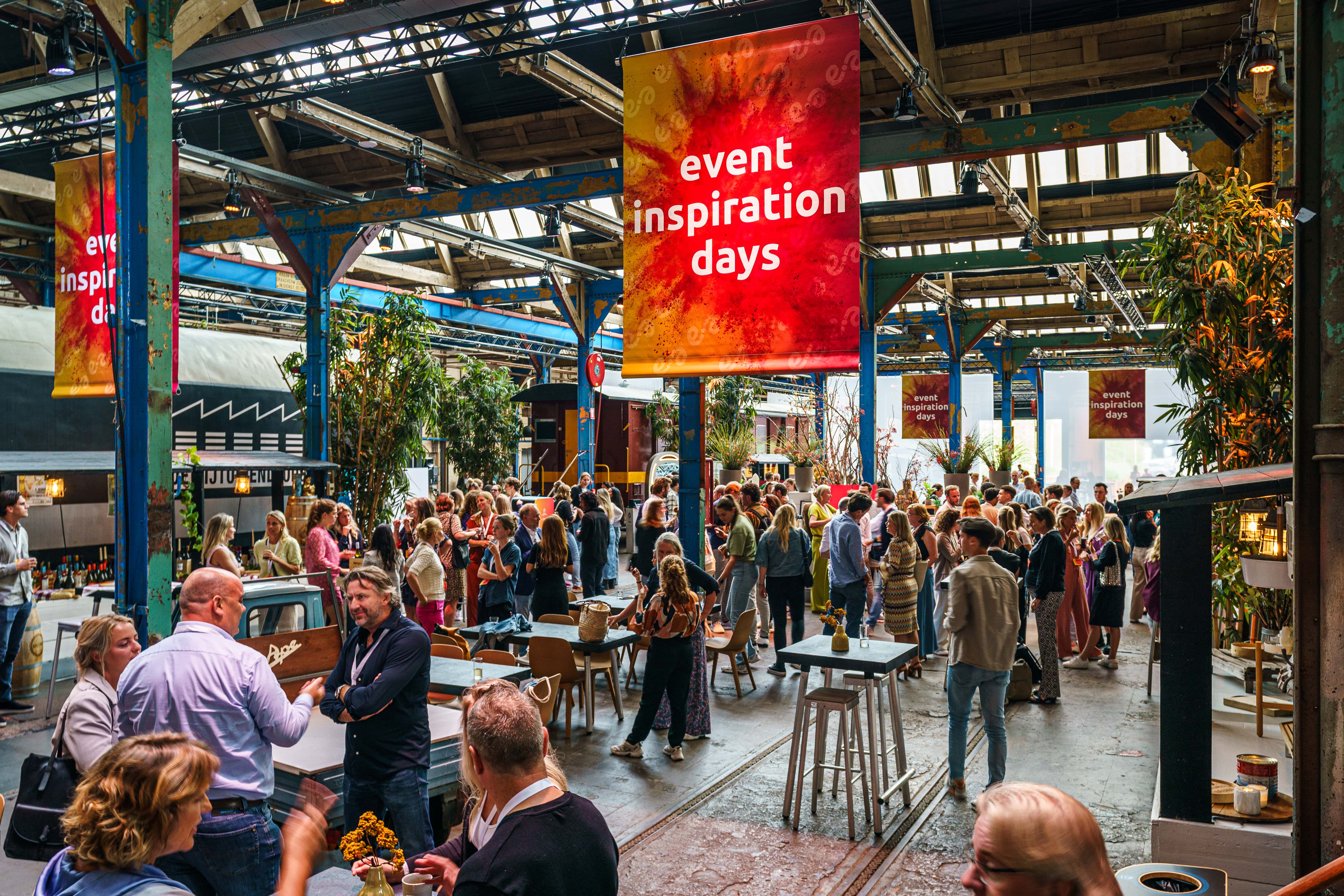 Netwerkmoment tijdens een zakelijk event in Q1 bij De Rijtuigenloods in Amersfoort. Een open setting waar ontmoeting, inspiratie en verbinding centraal staan aan het begin van het jaar.