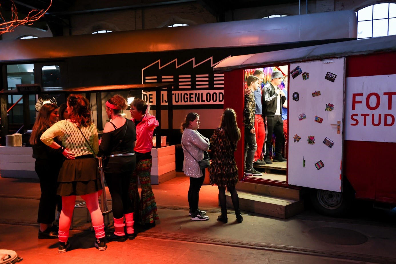 Gasten maken foto's in een fotobooth tijdens een bedrijfsfeest in De Rijtuigenloods in Amersfoort.