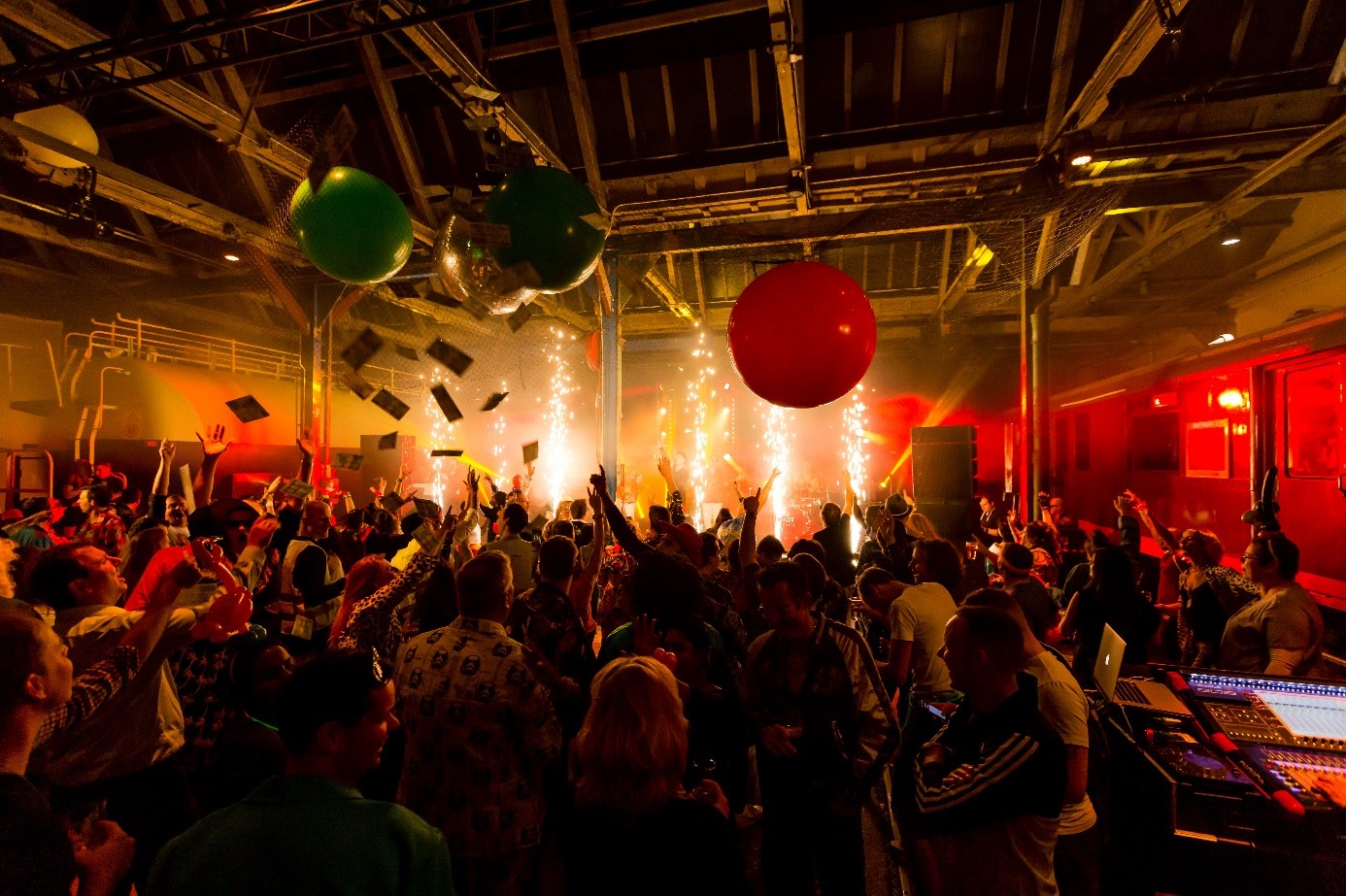 Sfeervolle feestavond met entertainment, lichtshow en feestgangers in De Rijtuigenloods.