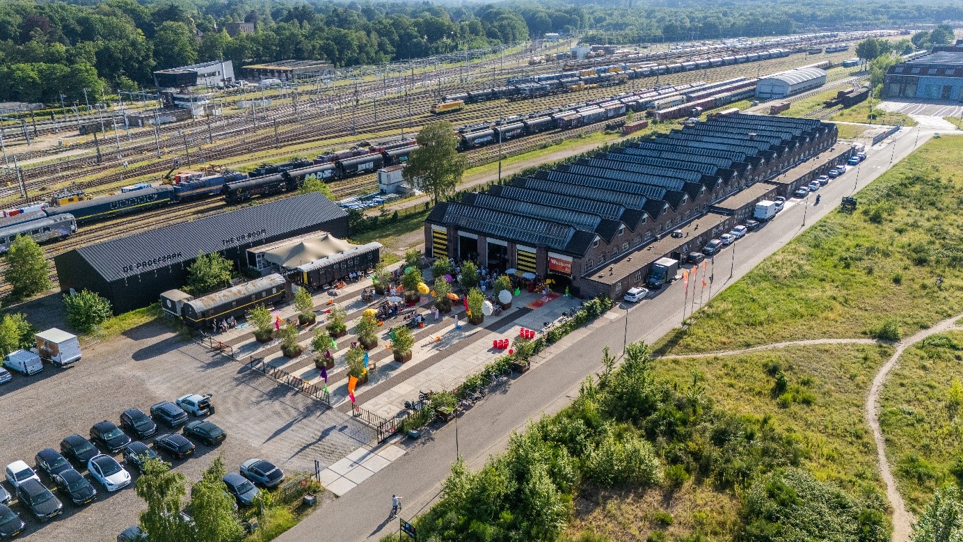 Luchtfoto van de Rijtuigenloods in Amersfoort met buitenterrein en terras